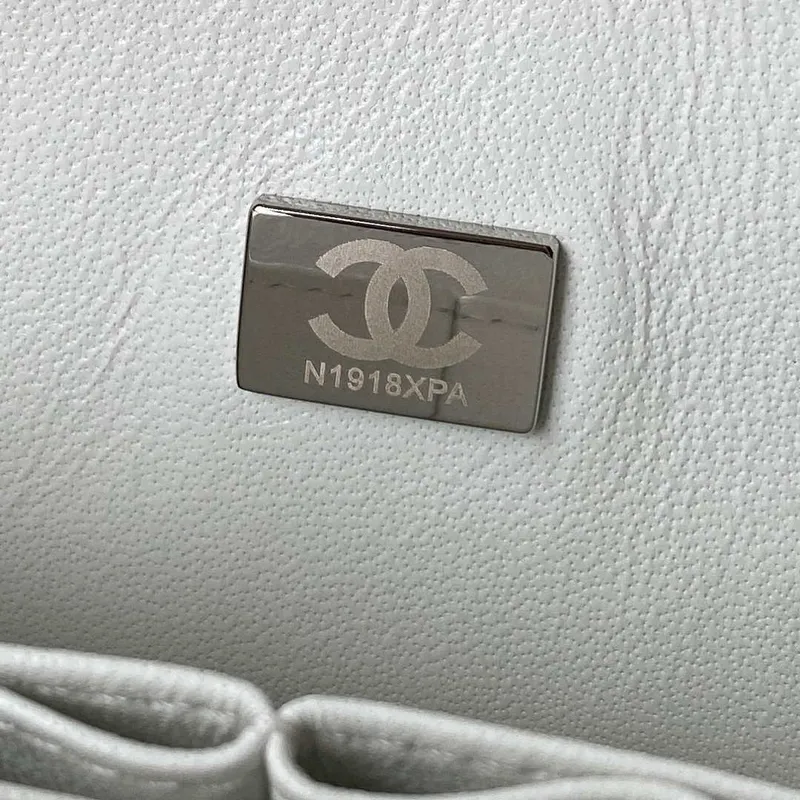 Chanel A01113 Kabelka s klopou Klasická taška Zrnité lesklé telecí kůže Bílá Stříbrná