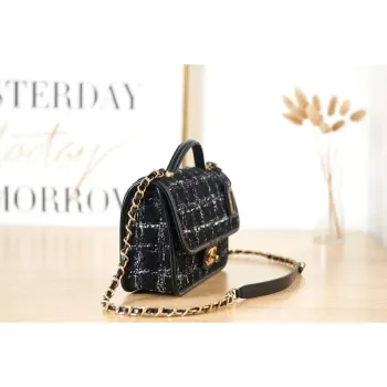 Chanel AS3653 Malá taška s klopou a horním uchem, vlněný tvíd a zlatý kov, černá a bílá