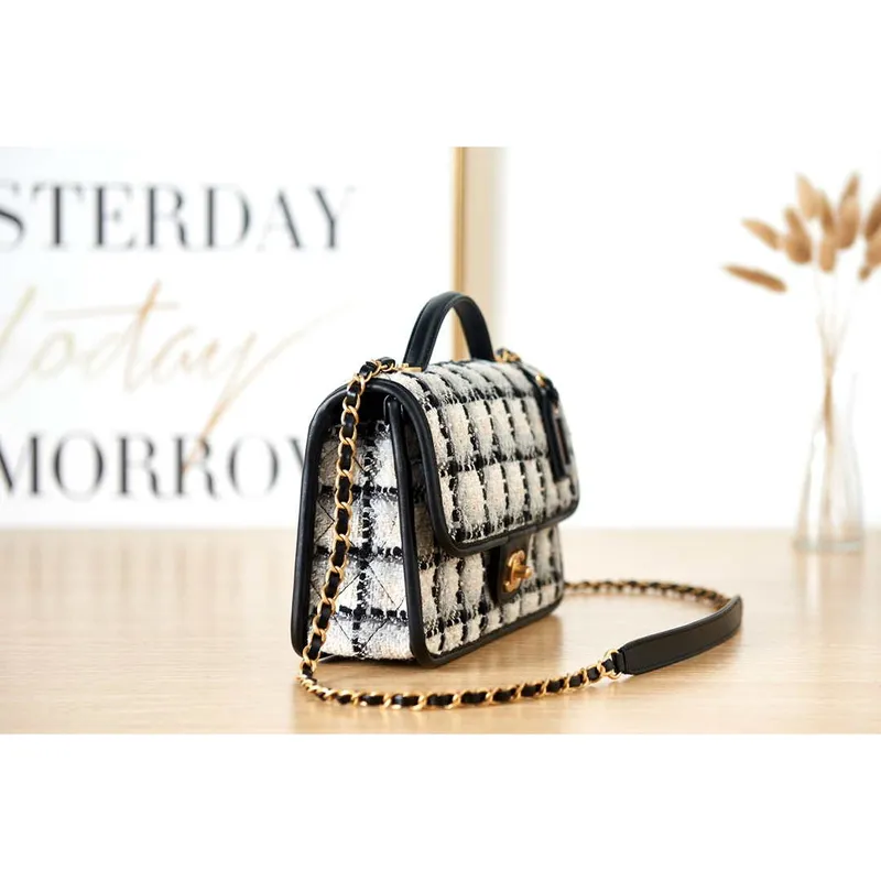 Chanel AS3653 Malá taška s klopou a horním uchem, vlněný tvíd a zlatý kov, béžová