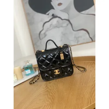 Chanel AS3652 Malá taška s klopou a horním uchem z lakované telecí kůže a zlatého kovu, černá