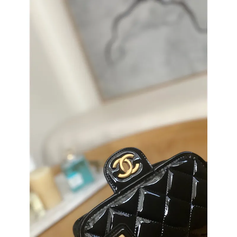 Chanel AS3652 Malá taška s klopou a horním uchem z lakované telecí kůže a zlatého kovu, černá