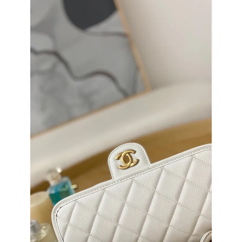 Chanel AS3653 Malá taška s klopou a horním uchem, telecí kůže a zlatý kov, bílá