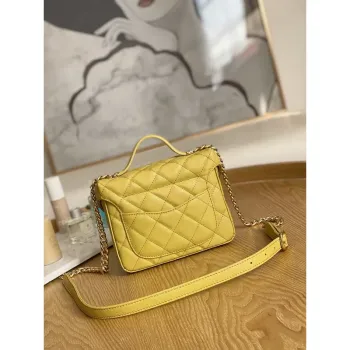 Chanel AS3729 Malá kosmetická taštička Zrnité telecí kůže a zlatý kov Žlutá