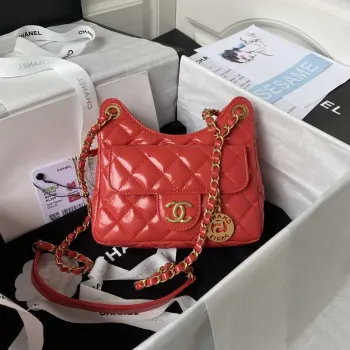 Chanel AS3710 Malá kabelka typu hobo z lesklé zmačkané telecí kůže a zlatého kovu, červená