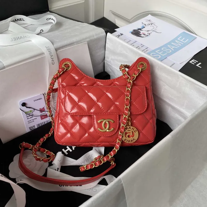 Chanel AS3710 Malá kabelka typu hobo z lesklé zmačkané telecí kůže a zlatého kovu, červená