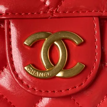 Chanel AS3710 Malá kabelka typu hobo z lesklé zmačkané telecí kůže a zlatého kovu, červená