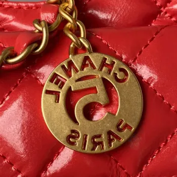 Chanel AS3710 Malá kabelka typu hobo z lesklé zmačkané telecí kůže a zlatého kovu, červená