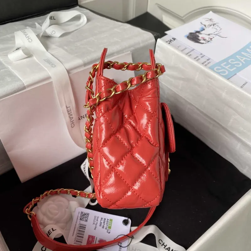 Chanel AS3710 Malá kabelka typu hobo z lesklé zmačkané telecí kůže a zlatého kovu, červená