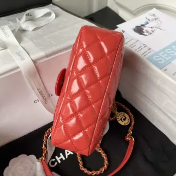 Chanel AS3710 Malá kabelka typu hobo z lesklé zmačkané telecí kůže a zlatého kovu, červená