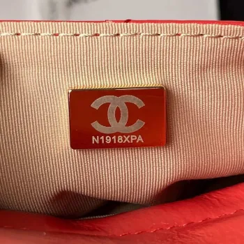Chanel AS3710 Malá kabelka typu hobo z lesklé zmačkané telecí kůže a zlatého kovu, červená