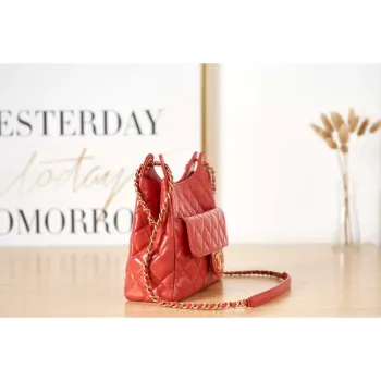 Chanel AS3690 Kabelka Hobo z lesklé zmačkané telecí kůže a zlatého kovu, červená