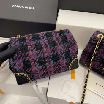 Chanel AS3572 Malá taška s klopou z vlněného tvídu, fialová
