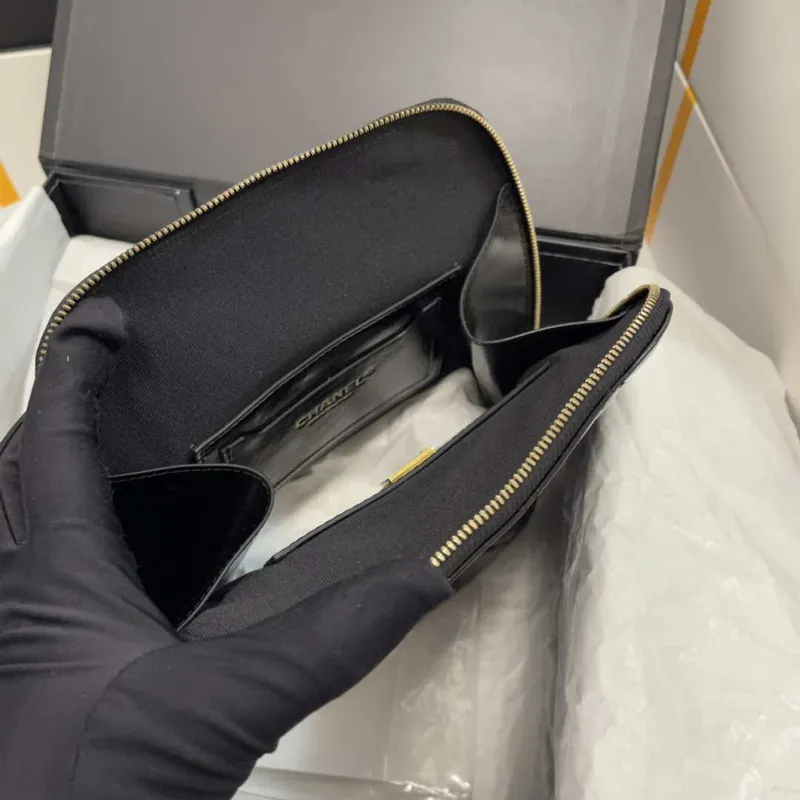 Chanel AS3332 Batoh Lesklá telecí kůže Černá