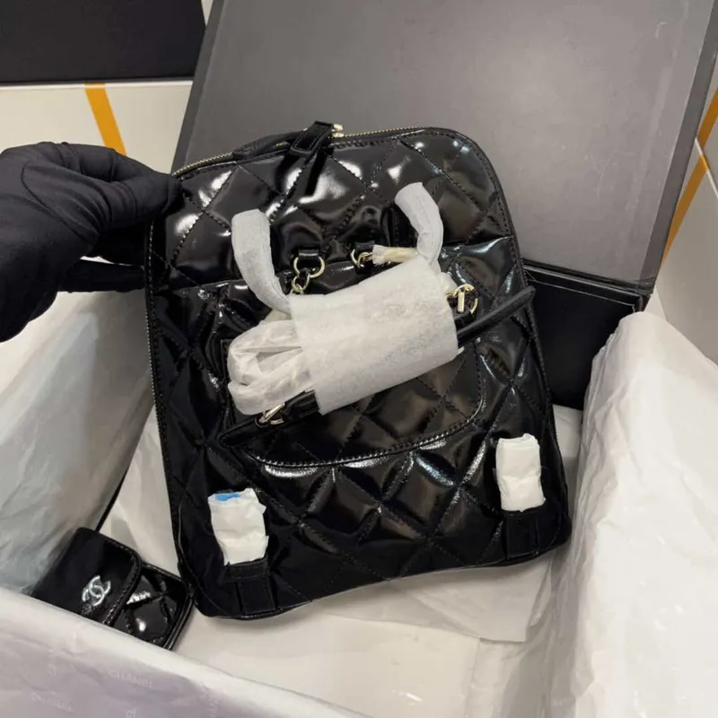 Chanel AS3332 Batoh Lesklá telecí kůže Černá