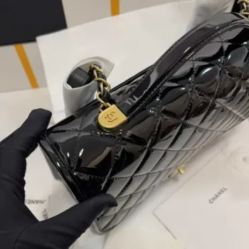 Chanel AS3662 VELKÝ BATOH Lakovaná telecí kůže a zlatý kov Černá