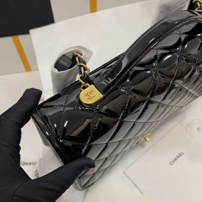 Chanel AS3662 VELKÝ BATOH Lakovaná telecí kůže a zlatý kov Černá