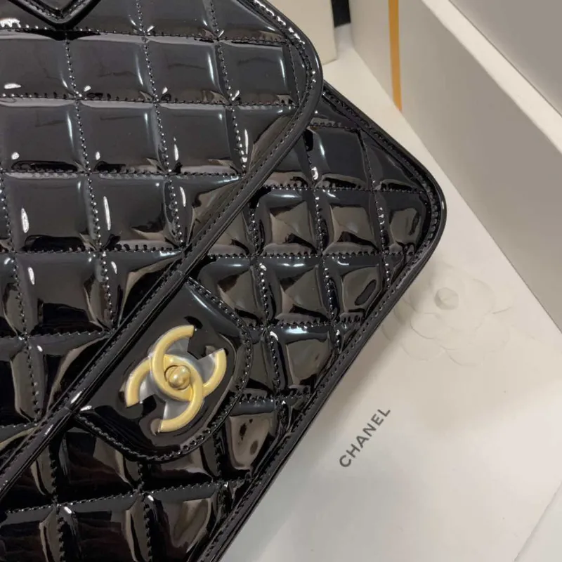 Chanel AS3662 VELKÝ BATOH Lakovaná telecí kůže a zlatý kov Černá