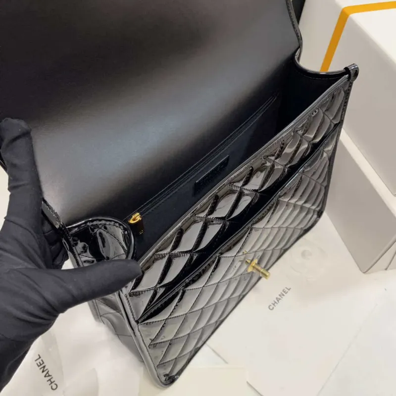 Chanel AS3662 VELKÝ BATOH Lakovaná telecí kůže a zlatý kov Černá