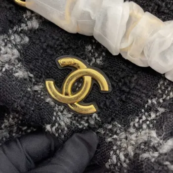 Chanel AS3564 MAXI HOBO BAG Vlněný tvíd a zlatý kov Černá a šedá