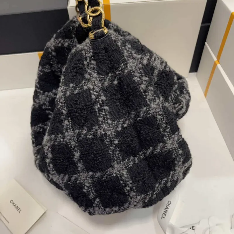 Chanel AS3564 MAXI HOBO BAG Vlněný tvíd a zlatý kov Černá a šedá