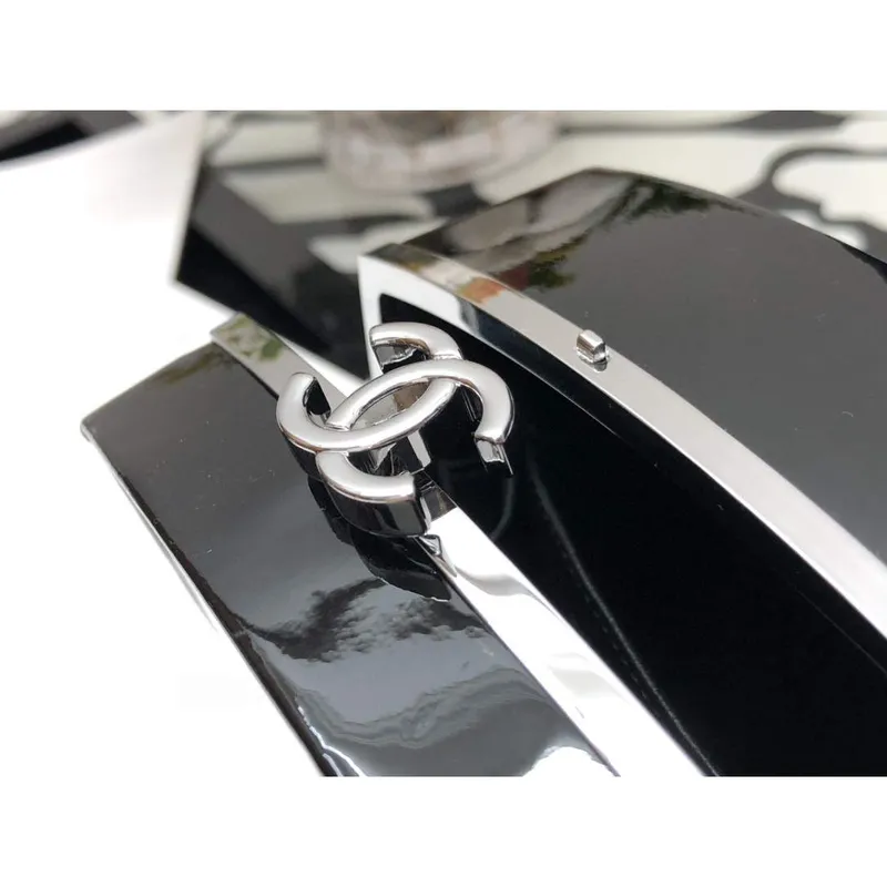 Chanel AP2398 Malá kosmetická taštička Akryl Černá Stříbrná