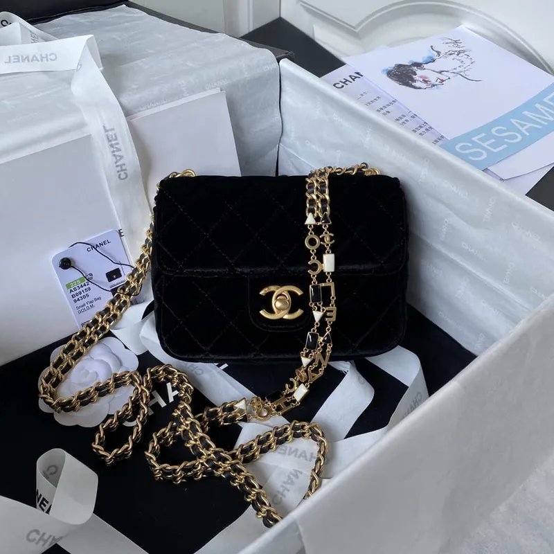 Chanel AS3442 Mini kabelka s klopou, sametová smaltovaná a zlatá kovová, černá