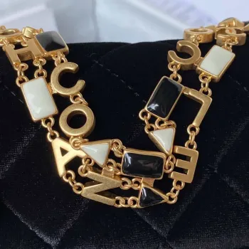 Chanel AS3442 Mini kabelka s klopou, sametová smaltovaná a zlatá kovová, černá