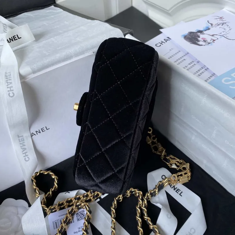 Chanel AS3442 Mini kabelka s klopou, sametová smaltovaná a zlatá kovová, černá