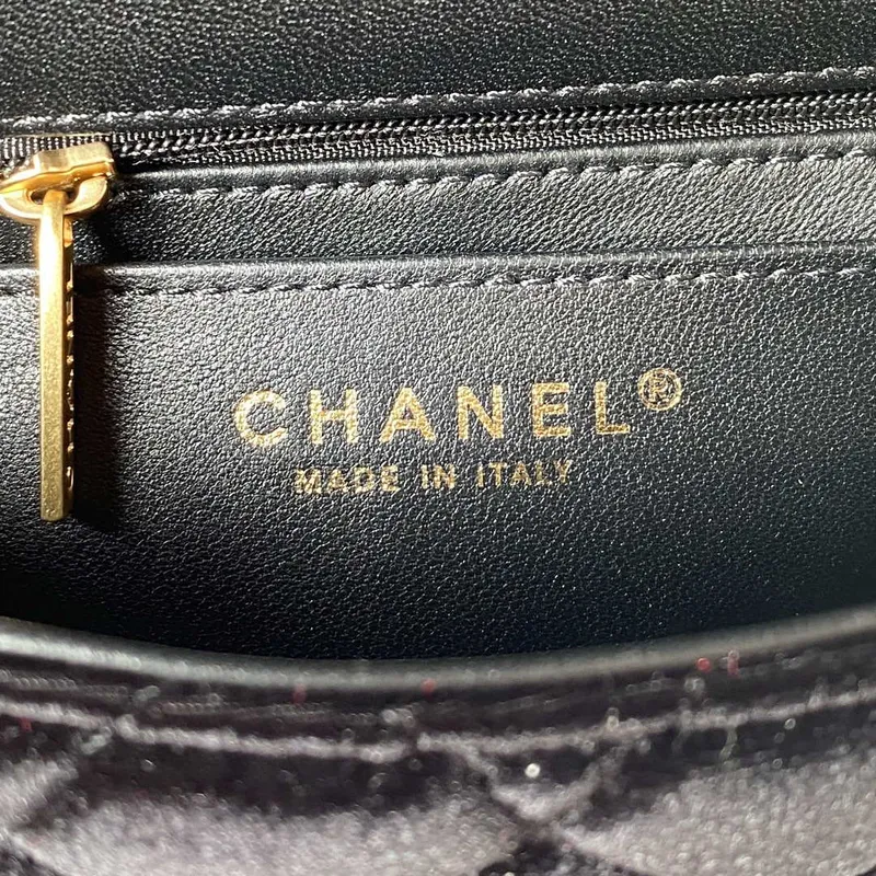 Chanel AS3442 Mini kabelka s klopou, sametová smaltovaná a zlatá kovová, černá