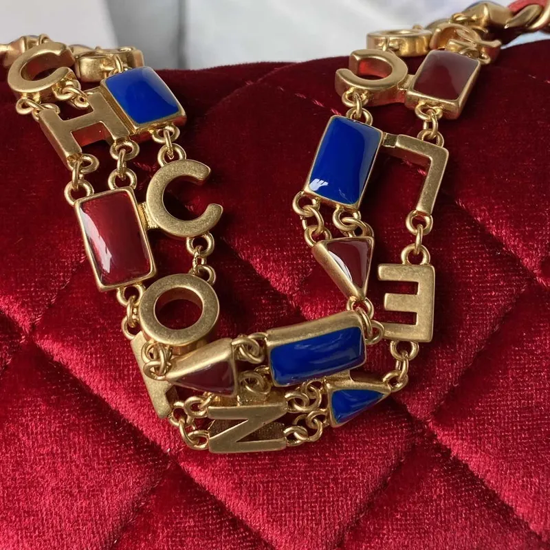 Chanel AS3442 Mini kabelka s klopou, sametová smaltovaná a zlatá kovová, vínově červená