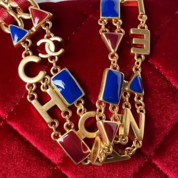 Chanel AS3432 Malá kabelka s klopou, sametová smaltovaná a zlatá kovová, vínově červená