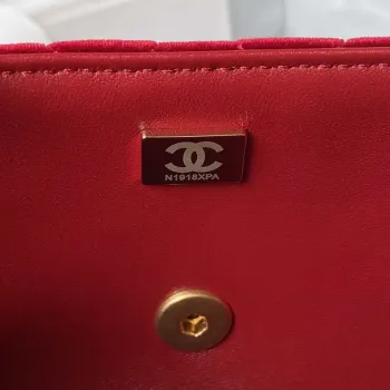 Chanel AS3432 Malá kabelka s klopou, sametová smaltovaná a zlatá kovová, vínově červená