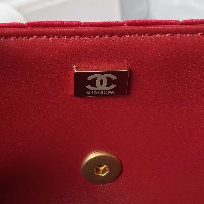 Chanel AS3432 Malá kabelka s klopou, sametová smaltovaná a zlatá kovová, vínově červená