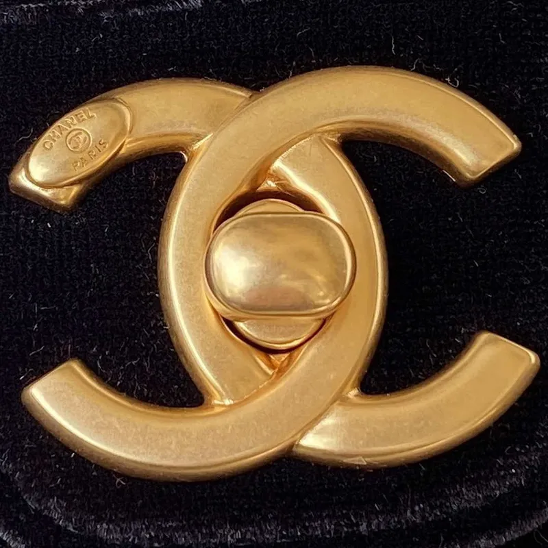 Chanel AS3432 Malá taška s klopou Sametová smaltovaná a zlatá kovová černá