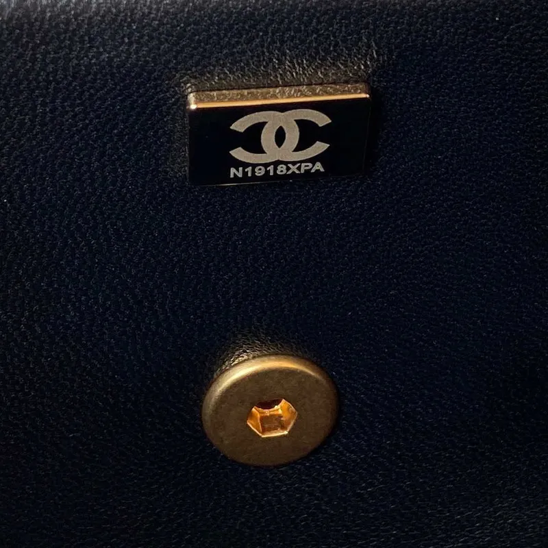 Chanel AS3432 Malá taška s klopou Sametová smaltovaná a zlatá kovová černá