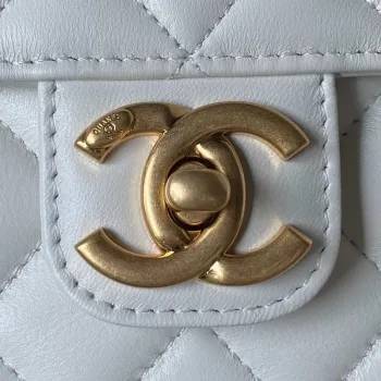 Chanel AS3738 Mini taška s klopou z jehněčí kůže, smaltovaná a zlatá kovová, bílá