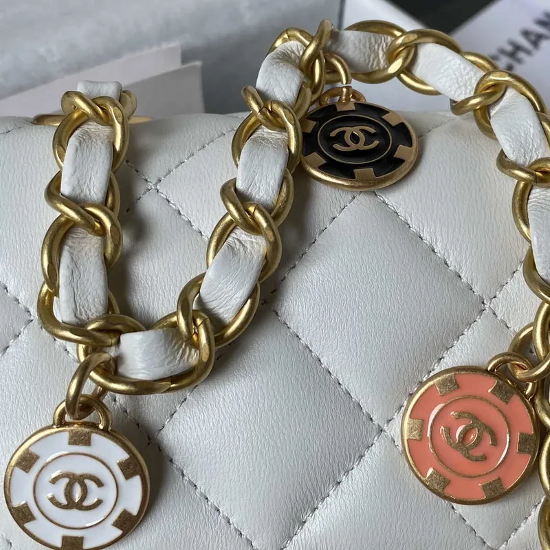 Chanel AS3738 Mini taška s klopou z jehněčí kůže, smaltovaná a zlatá kovová, bílá