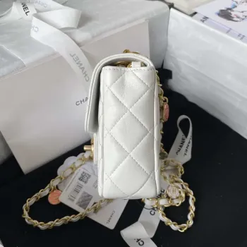 Chanel AS3738 Mini taška s klopou z jehněčí kůže, smaltovaná a zlatá kovová, bílá