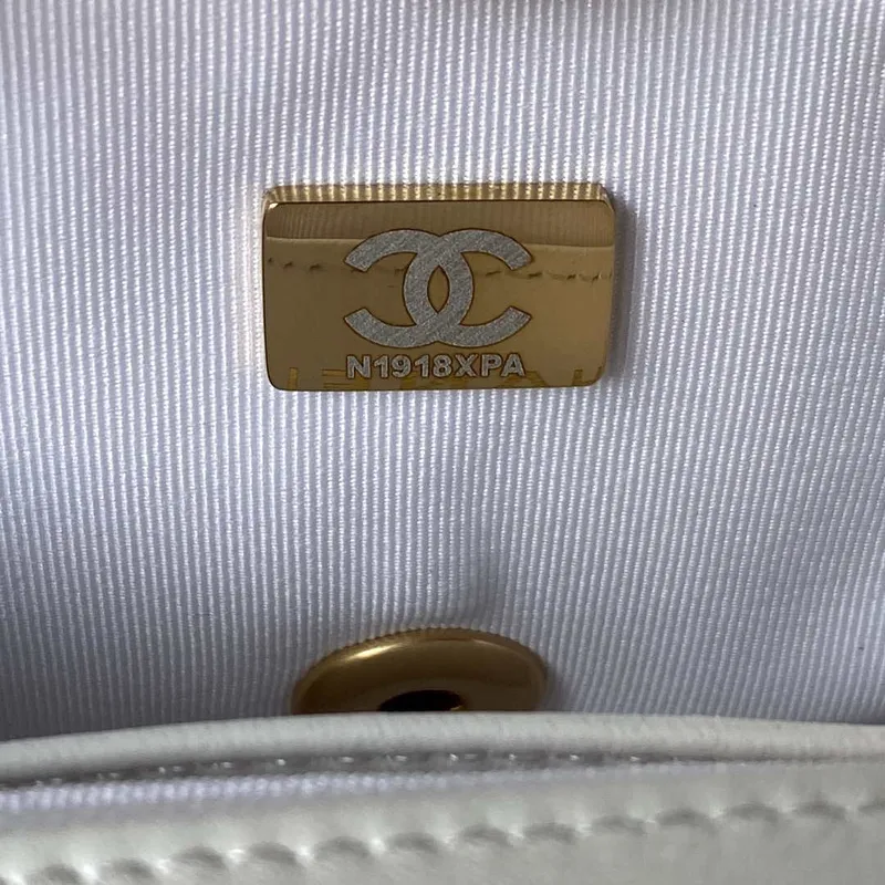 Chanel AS3738 Mini taška s klopou z jehněčí kůže, smaltovaná a zlatá kovová, bílá