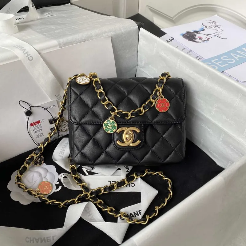 Chanel AS3738 Mini taška s klopou z jehněčí kůže, smaltovaná a zlatá kovová, černá