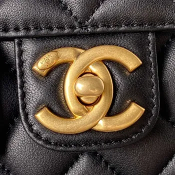 Chanel AS3738 Mini taška s klopou z jehněčí kůže, smaltovaná a zlatá kovová, černá