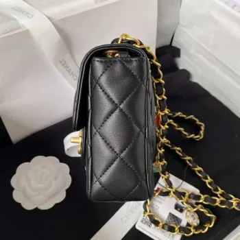 Chanel AS3738 Mini taška s klopou z jehněčí kůže, smaltovaná a zlatá kovová, černá