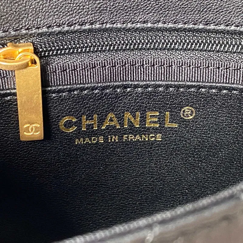 Chanel AS3738 Mini taška s klopou z jehněčí kůže, smaltovaná a zlatá kovová, černá