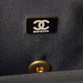 Chanel AS3738 Mini taška s klopou z jehněčí kůže, smaltovaná a zlatá kovová, černá