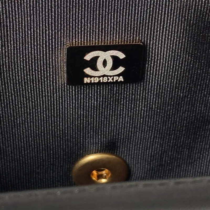 Chanel AS3738 Mini taška s klopou z jehněčí kůže, smaltovaná a zlatá kovová, černá