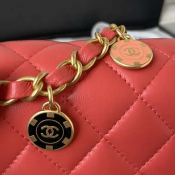 Chanel AS3738 Mini taška s klopou z jehněčí kůže, smaltovaná a zlatá kovová, červená