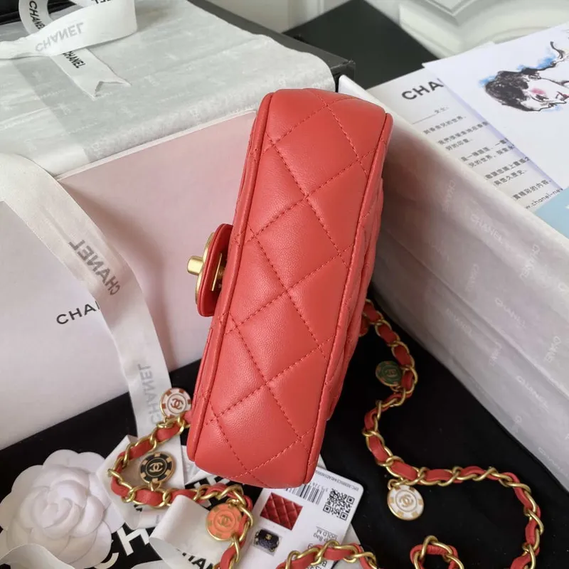 Chanel AS3738 Mini taška s klopou z jehněčí kůže, smaltovaná a zlatá kovová, červená