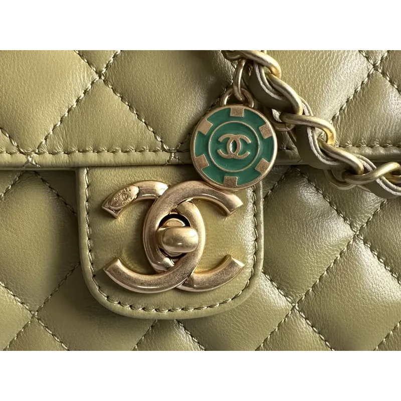 Chanel AS3737 Mini kabelka s klopou z jehněčí kůže, smaltovaná a zlatá kovová, žlutá