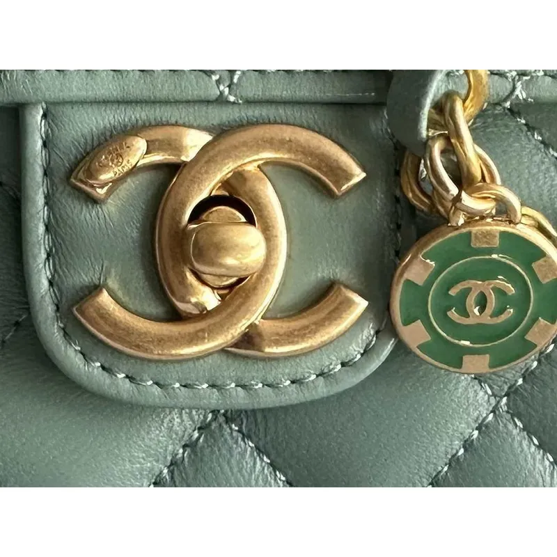 Chanel AS3737 Mini taška s klopou z jehněčí kůže, smaltovaná a zlatá kovová modrá