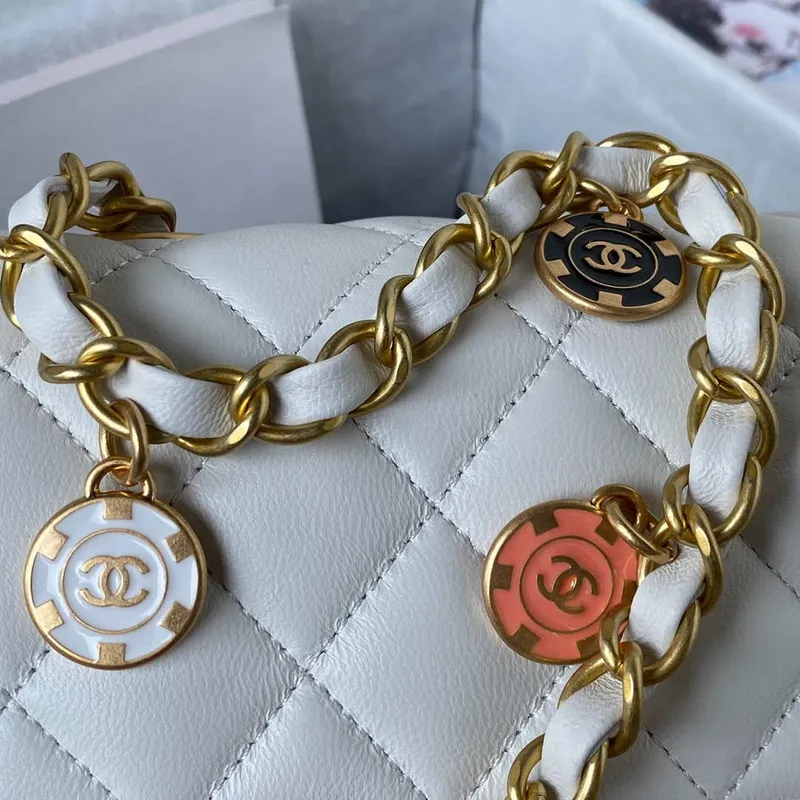 Chanel AS3737 Mini kabelka s klopou z jehněčí kůže, smaltovaná a zlatá kovová, bílá